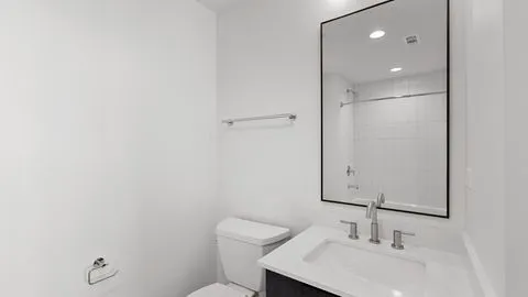 $4,395 | 1801 West Grand Avenue, Unit 201, Chicago, IL 60622