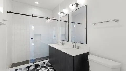 $4,395 | 1801 West Grand Avenue, Unit 201, Chicago, IL 60622