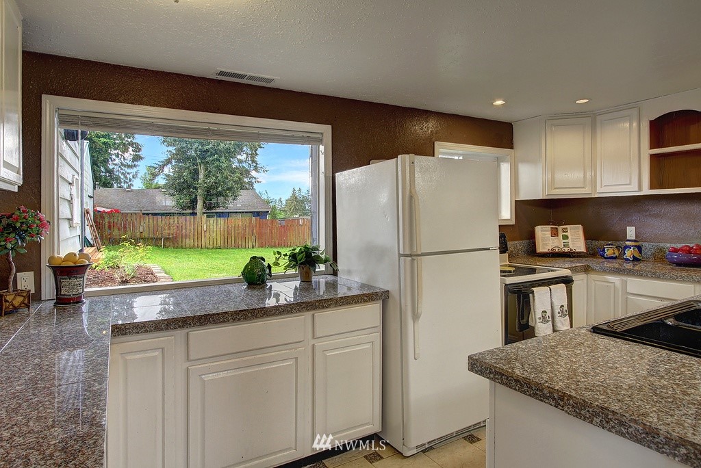 3707 Northeast 6th Place Renton, WA 98056 - Photo 5 of 10