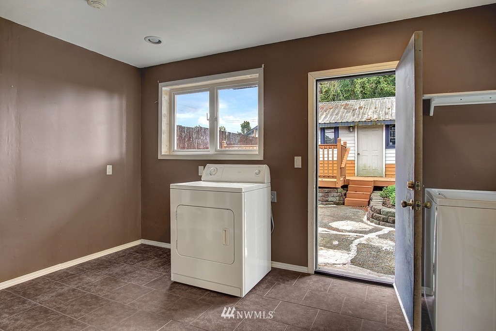 3707 Northeast 6th Place Renton, WA 98056 - Photo 8 of 10