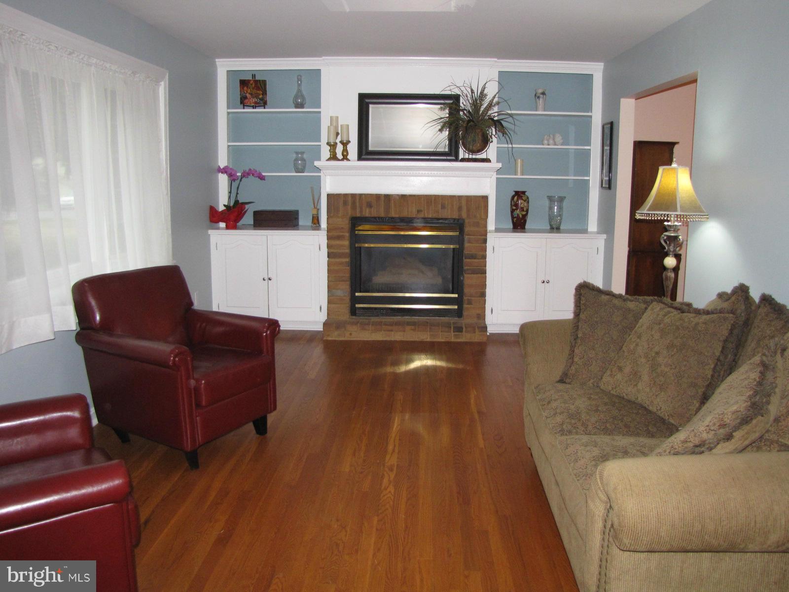 8460 Thames Street Springfield, VA 22151 - Photo 3 of 24 Living Room
