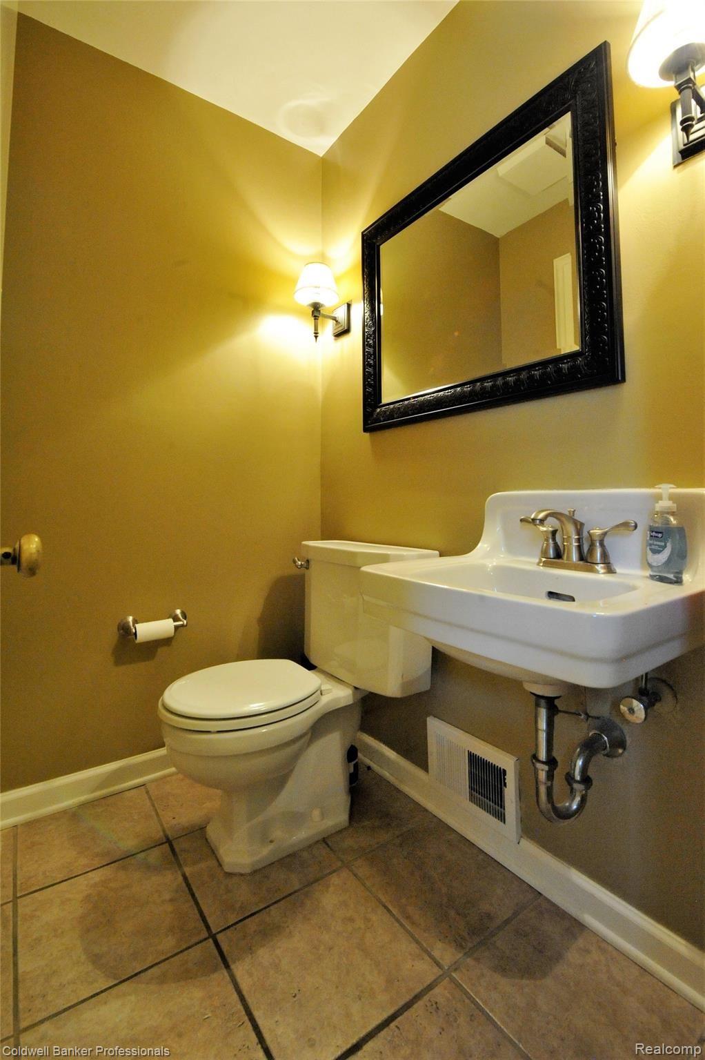 559 Pemberton Road Grosse Pointe, MI 48230 - Photo 21 of 44 Bathroom New Half.JPG