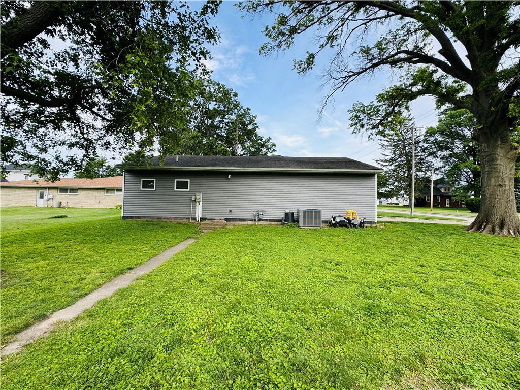 202 West 3rd Street Assumption, IL 62510 - Photo 5 of 32