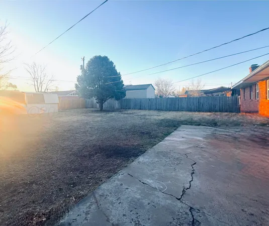 a view of a back yard