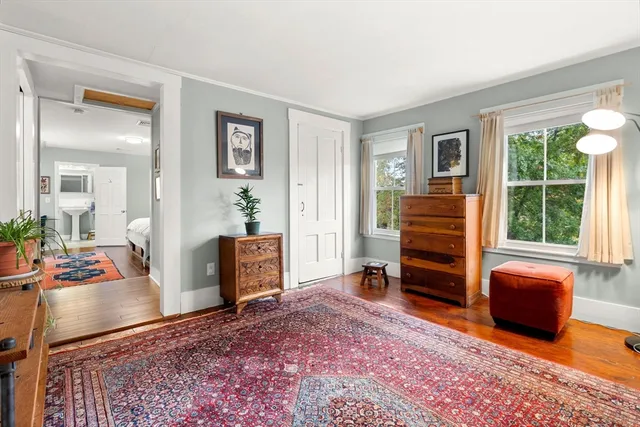 a en suite bathroom with a double vanity sink and a mirror