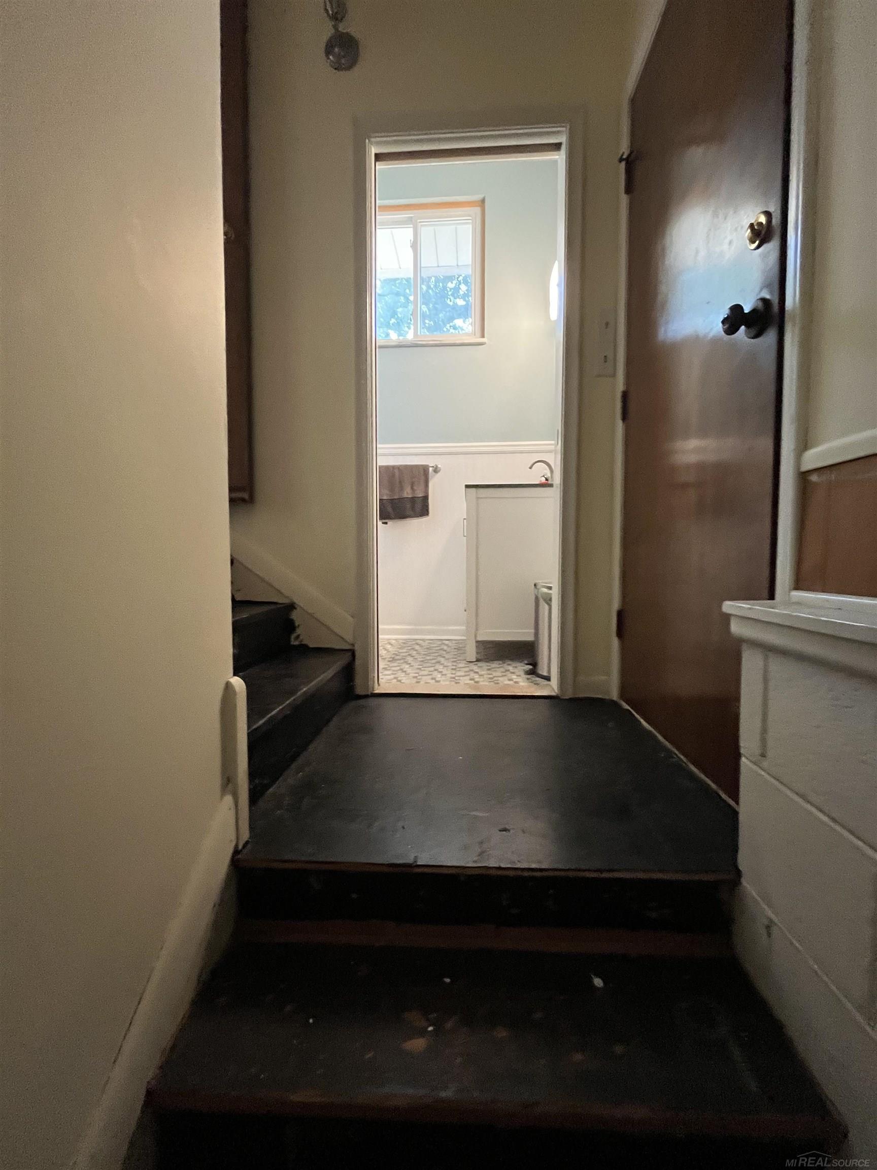 195 Windsor Road Rochester, MI 48307 - Photo 21 of 23 Transition Top of Stairs