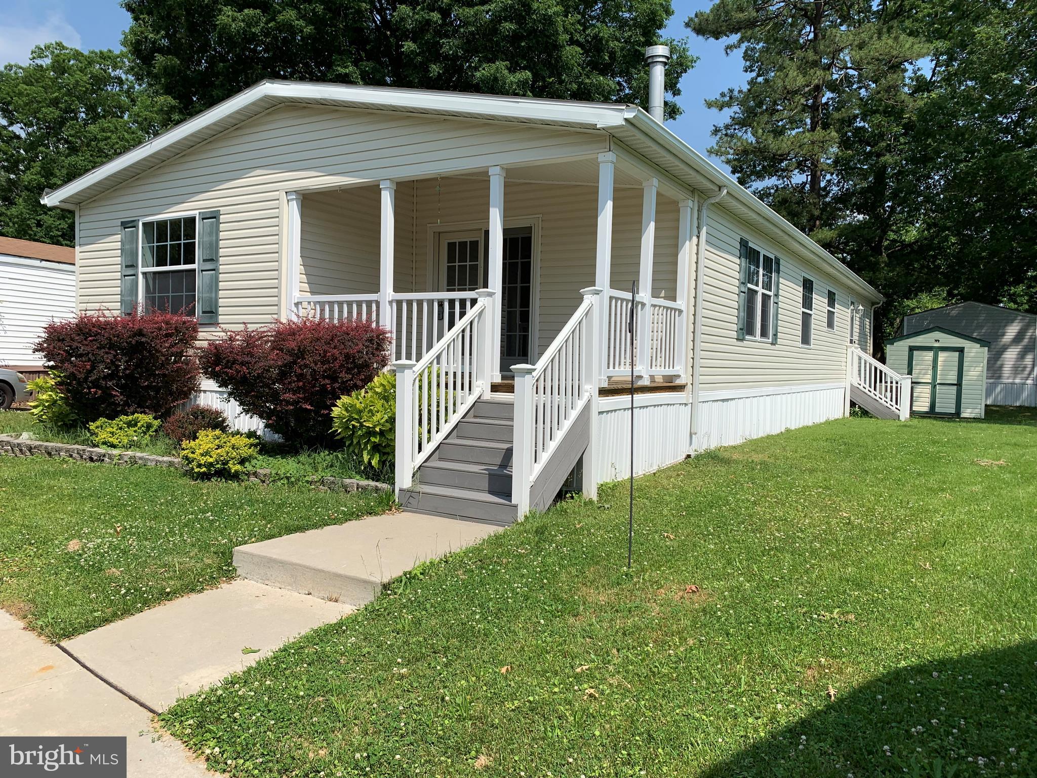Beautiful Spacious Porch Front