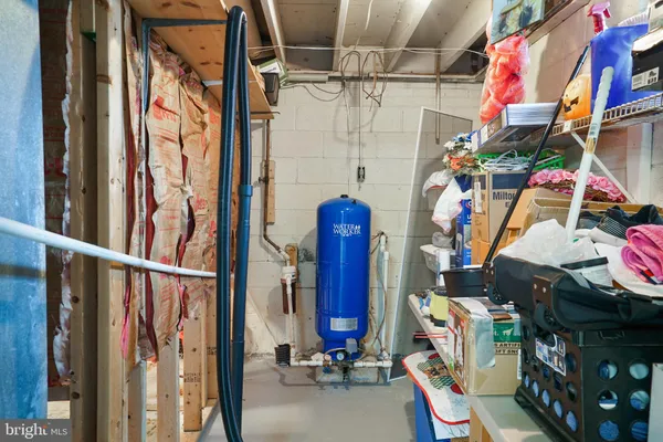 a view of the side of the road