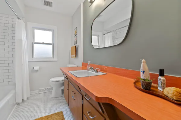 $1,525 | 426 East Ohio Avenue, Milwaukee, WI 53207