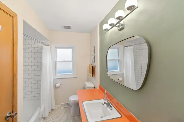 $1,525 | 426 East Ohio Avenue, Milwaukee, WI 53207