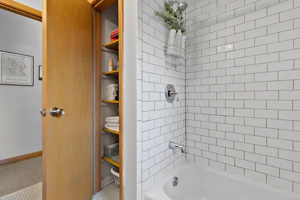 $1,525 | 426 East Ohio Avenue, Milwaukee, WI 53207