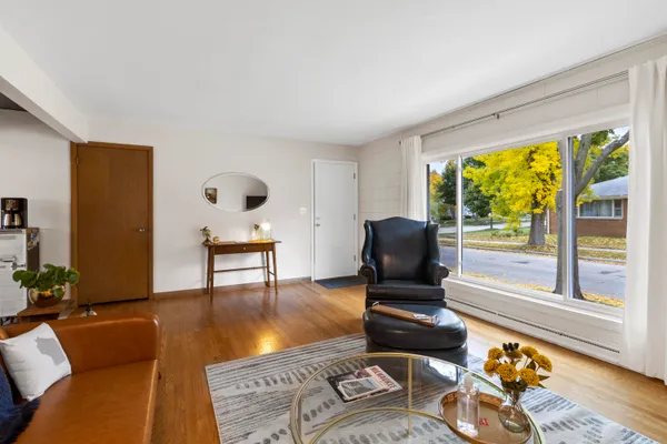 $1,525 | 426 East Ohio Avenue, Milwaukee, WI 53207