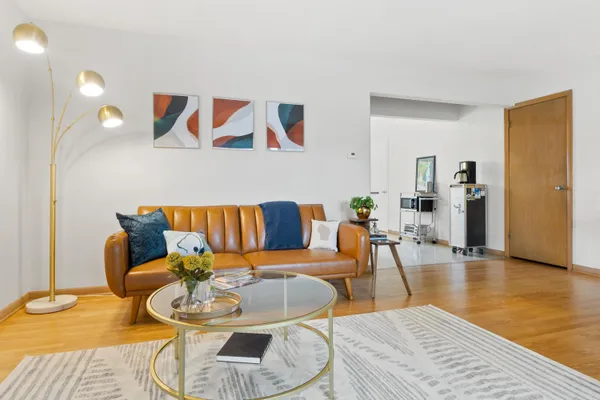 $1,525 | 426 East Ohio Avenue, Milwaukee, WI 53207