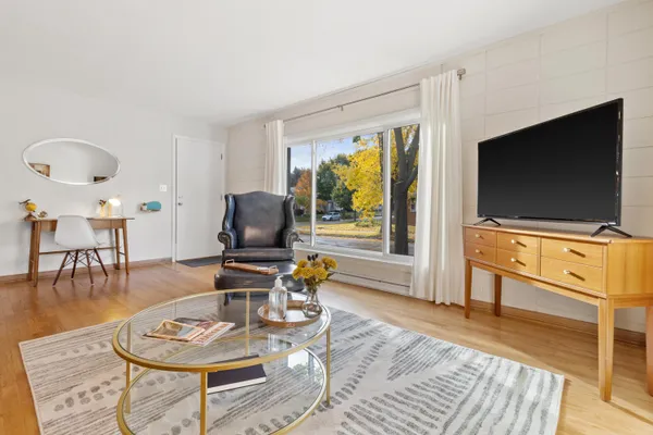 $1,525 | 426 East Ohio Avenue, Milwaukee, WI 53207