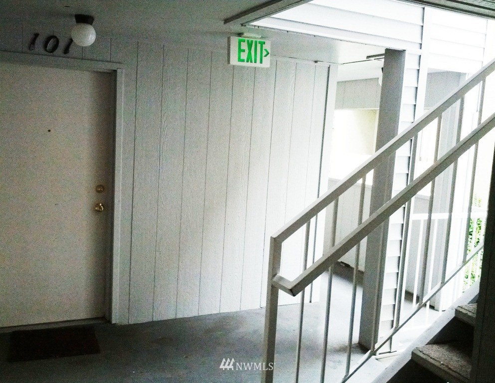 708 North 85th Street Seattle, WA 98103 - Photo 4 of 7 Gallery Image 4
