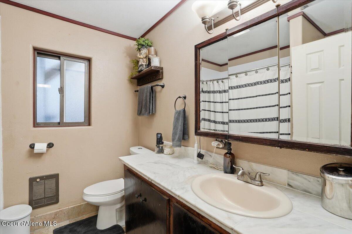 215 North Forest Avenue Sandpoint, ID 83864 - Photo 14 of 39 15-Full Bathroom