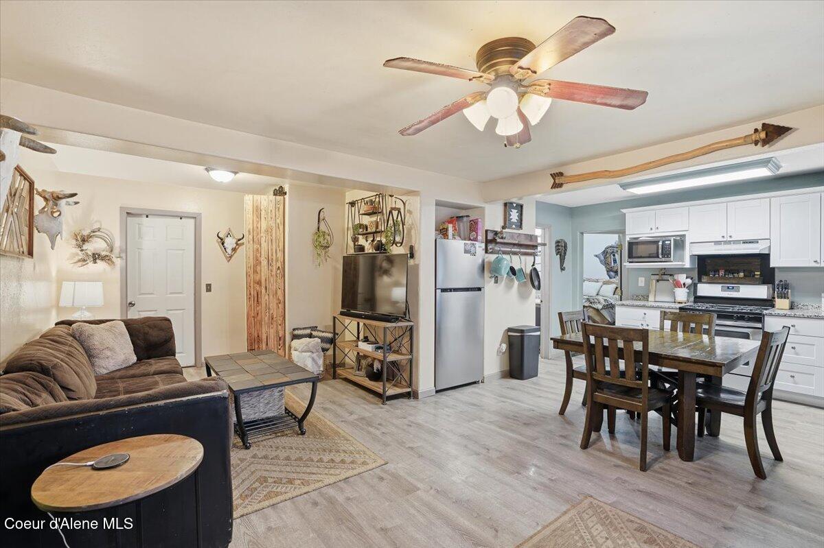 215 North Forest Avenue Sandpoint, ID 83864 - Photo 4 of 39 05-Foyer