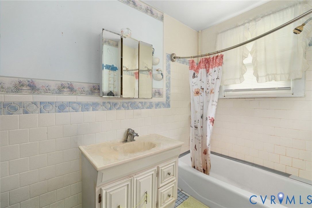 5927 Swanson Road Richmond, VA 23225 - Photo 7 of 23 Bathroom featuring a white bathtub, vanity with in