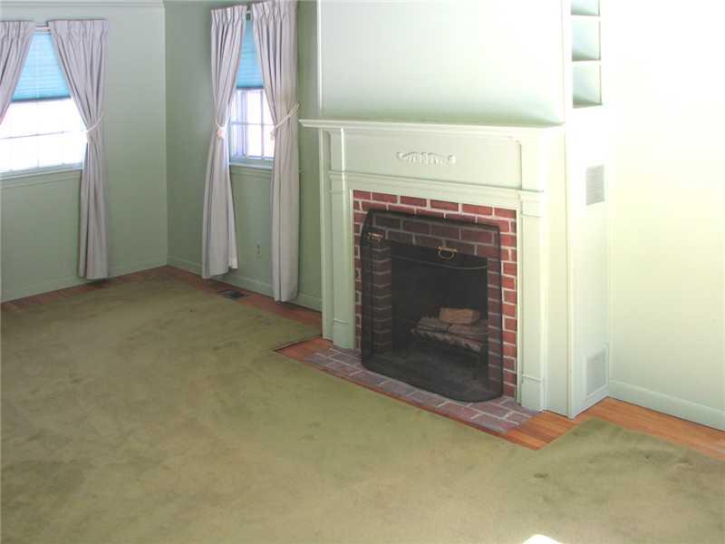 516 Highway 129 Walpole, ME 04573 - Photo 3 of 7 Living Room.