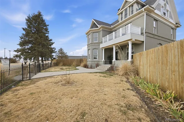 a view of a yard with a house
