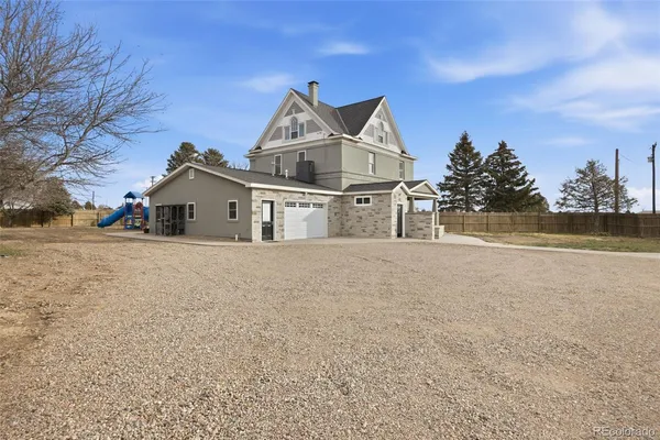 a view of house and with yard