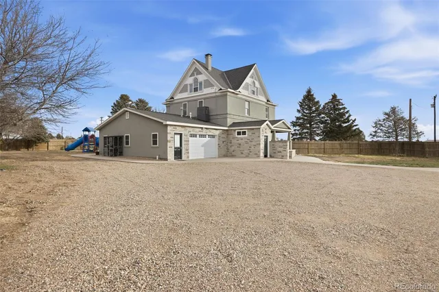 a view of house and with yard