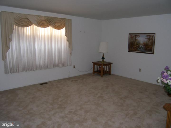 2 Hemlock Road Sewell, NJ 08080 - Photo 4 of 23 Living Room