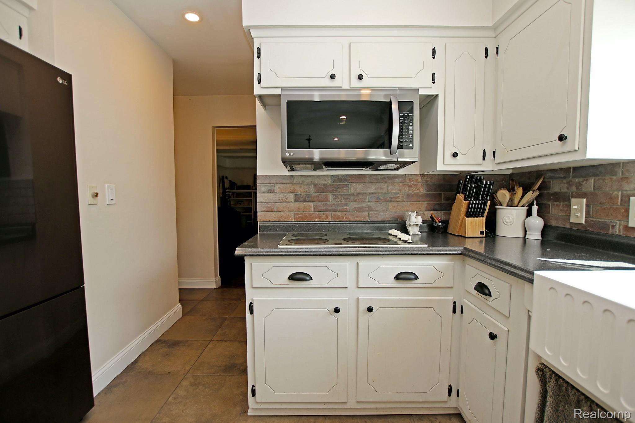 426 Old Bridge Road Grand Blanc, MI 48439 - Photo 20 of 27 20) Kitchen.jpg