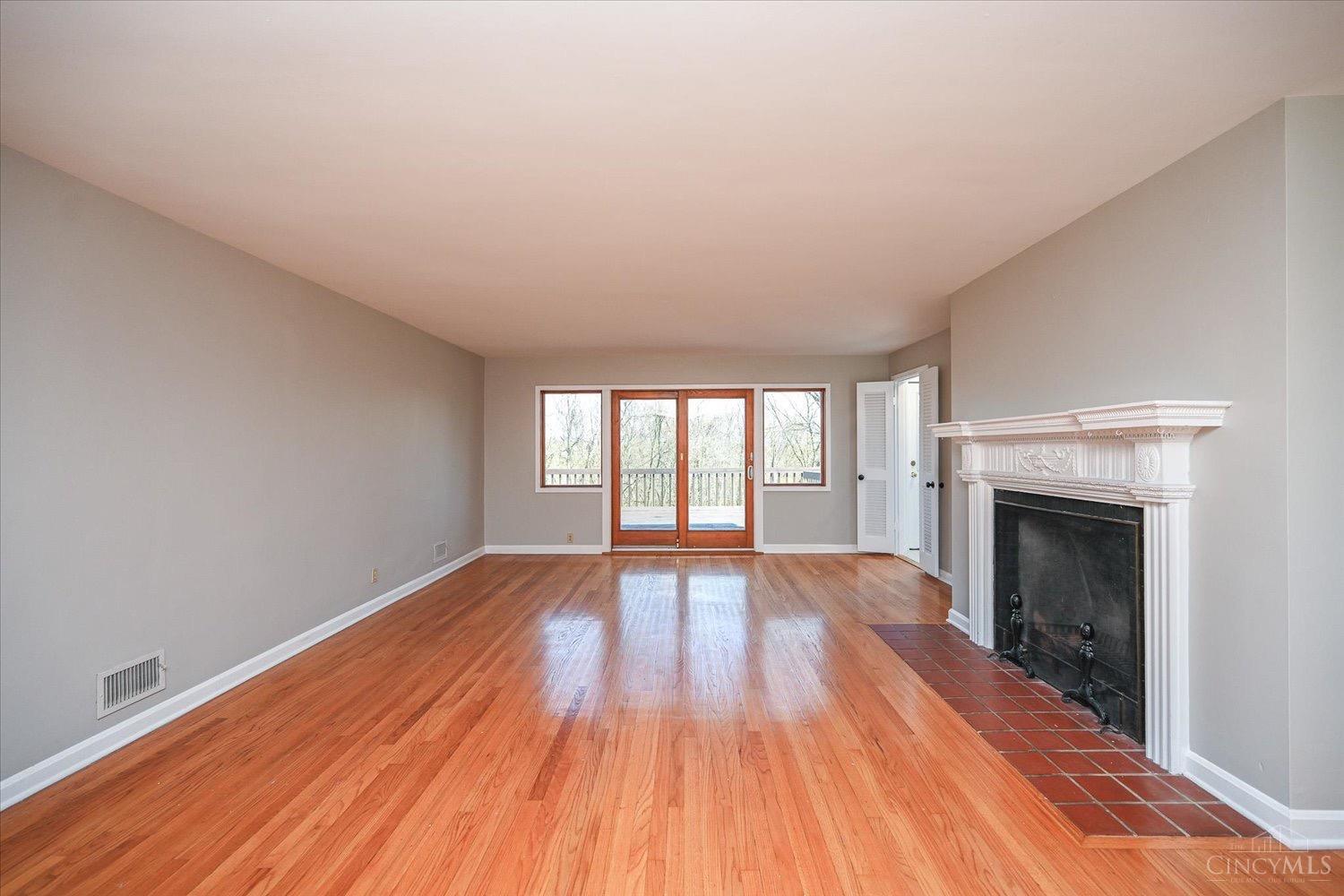 300 Compton Road Wyoming, OH 45215 - Photo 6 of 56 Living room