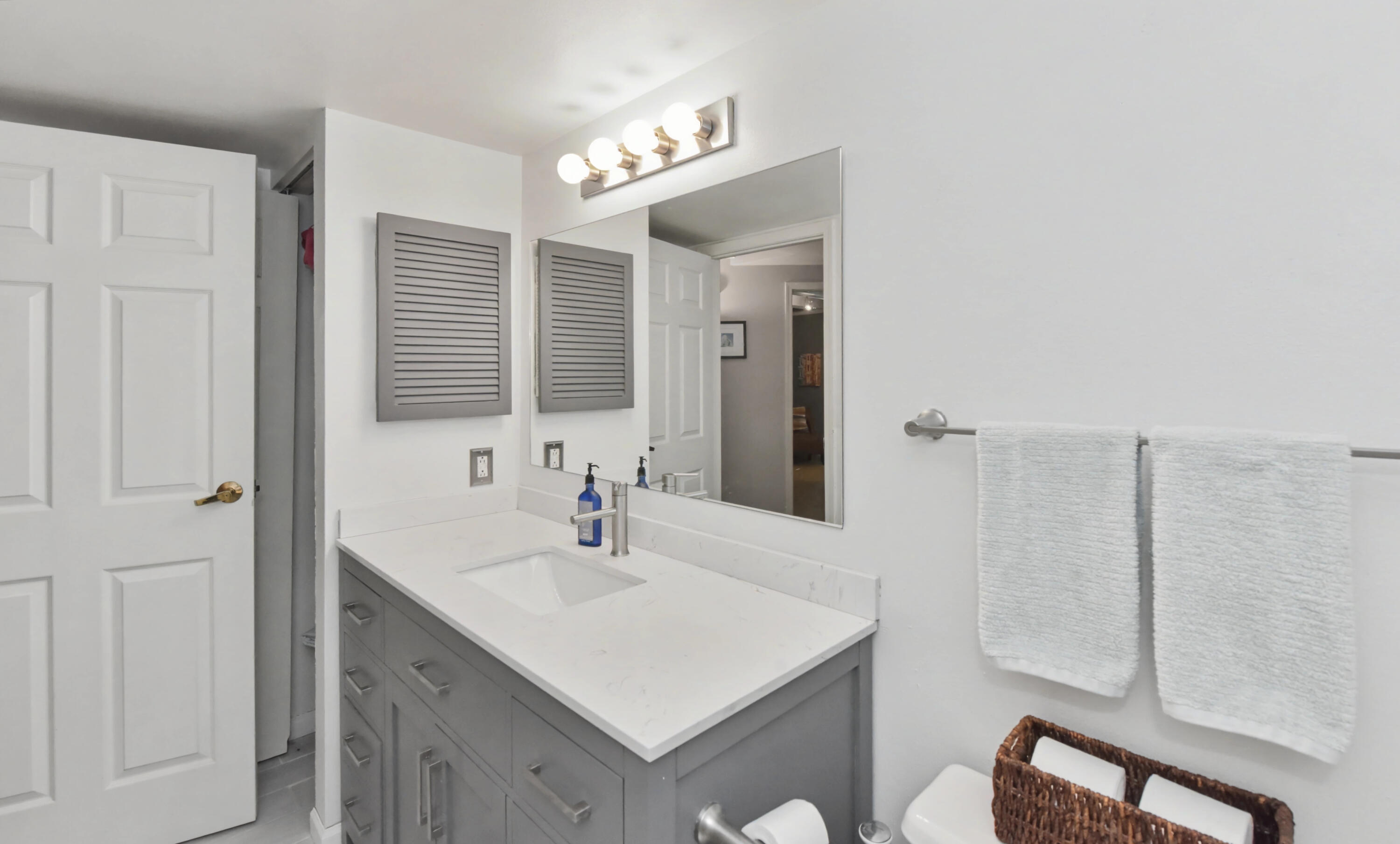 270 East Highland Avenue, Unit 224 Milwaukee, WI 53202 - Photo 15 of 36 Full Bathroom