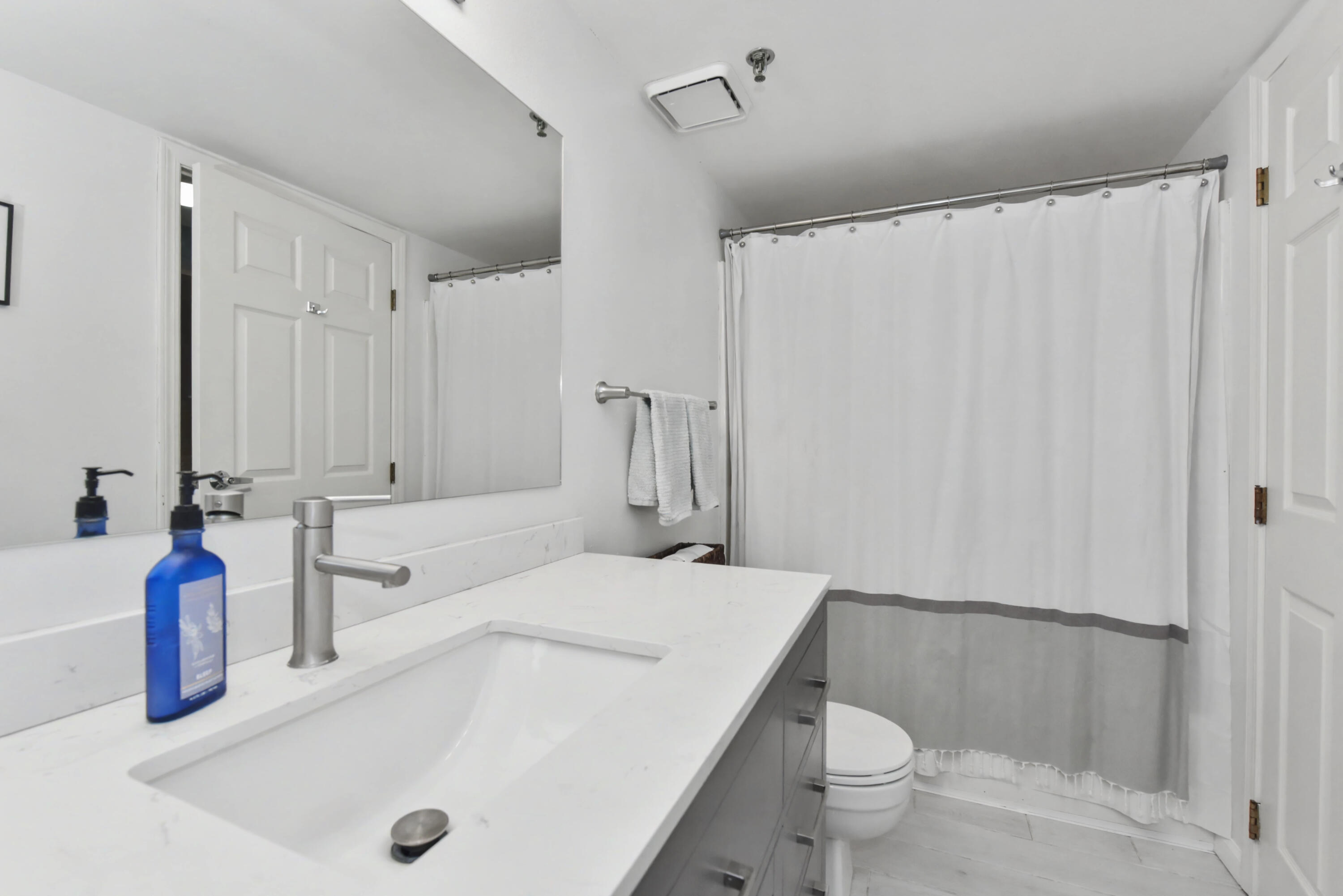 270 East Highland Avenue, Unit 224 Milwaukee, WI 53202 - Photo 16 of 36 Full Bathroom