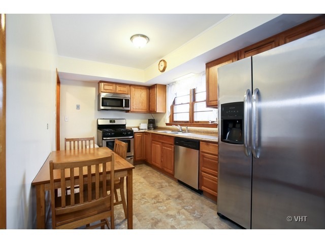 435 Village Road Willowbrook, IL 60527 - Photo 3 of 10