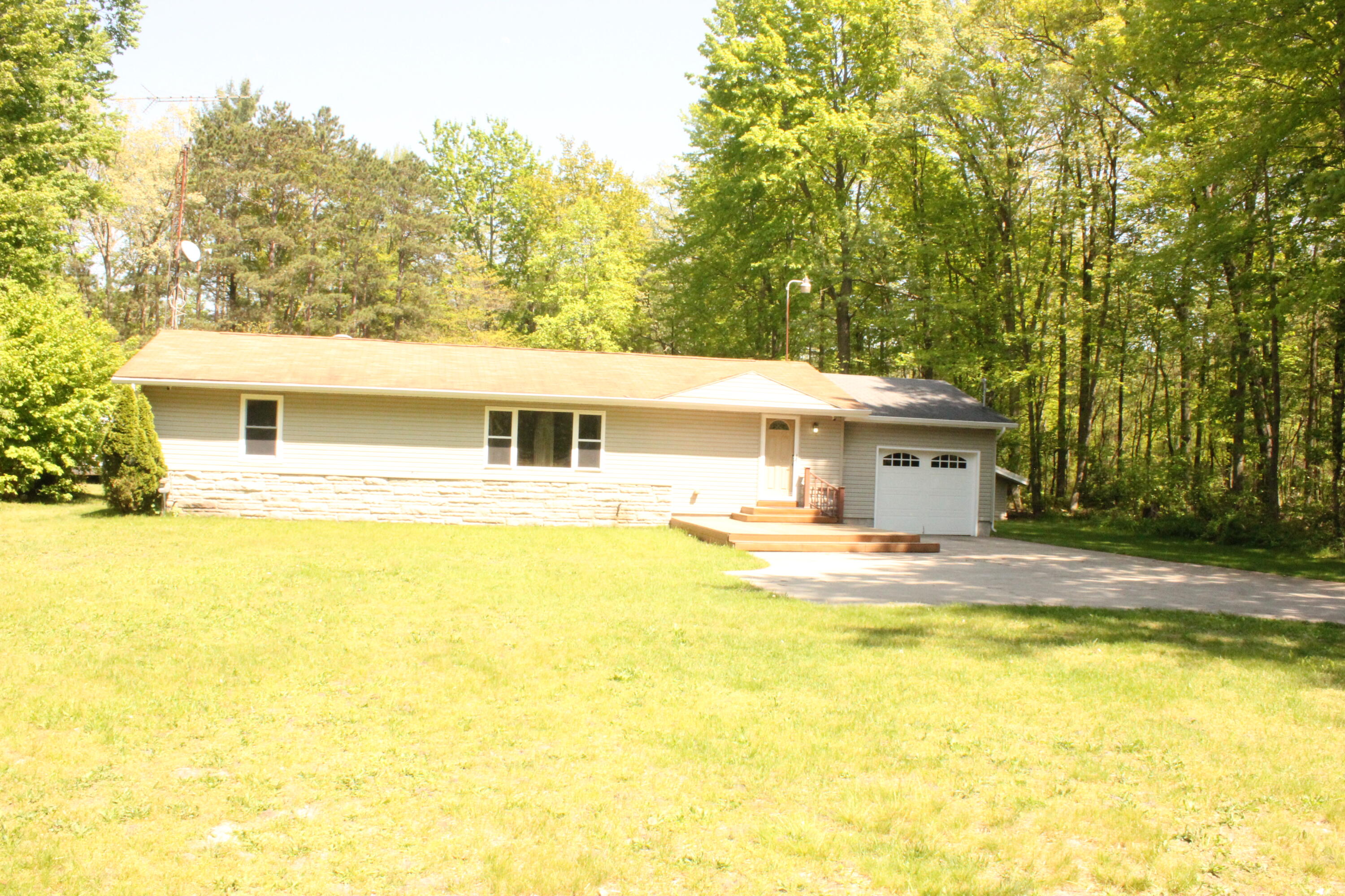 1858 South Mill Iron Road Muskegon, MI 49442 - Photo 2 of 32 IMG_0017