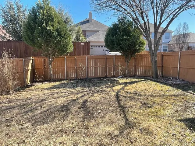 a view of a backyard