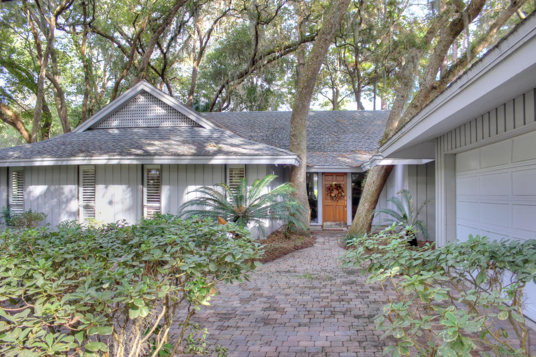 73 Sea Marsh Road Fernandina Beach, FL 32034 - Photo 2 of 24 a front view of a house with garden