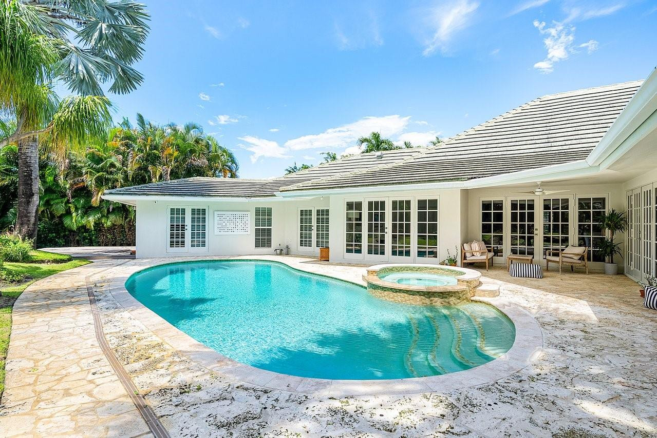17844 Scarsdale Way Boca Raton, FL 33496 - Photo 27 of 38 a view of a house with swimming pool and sitting area