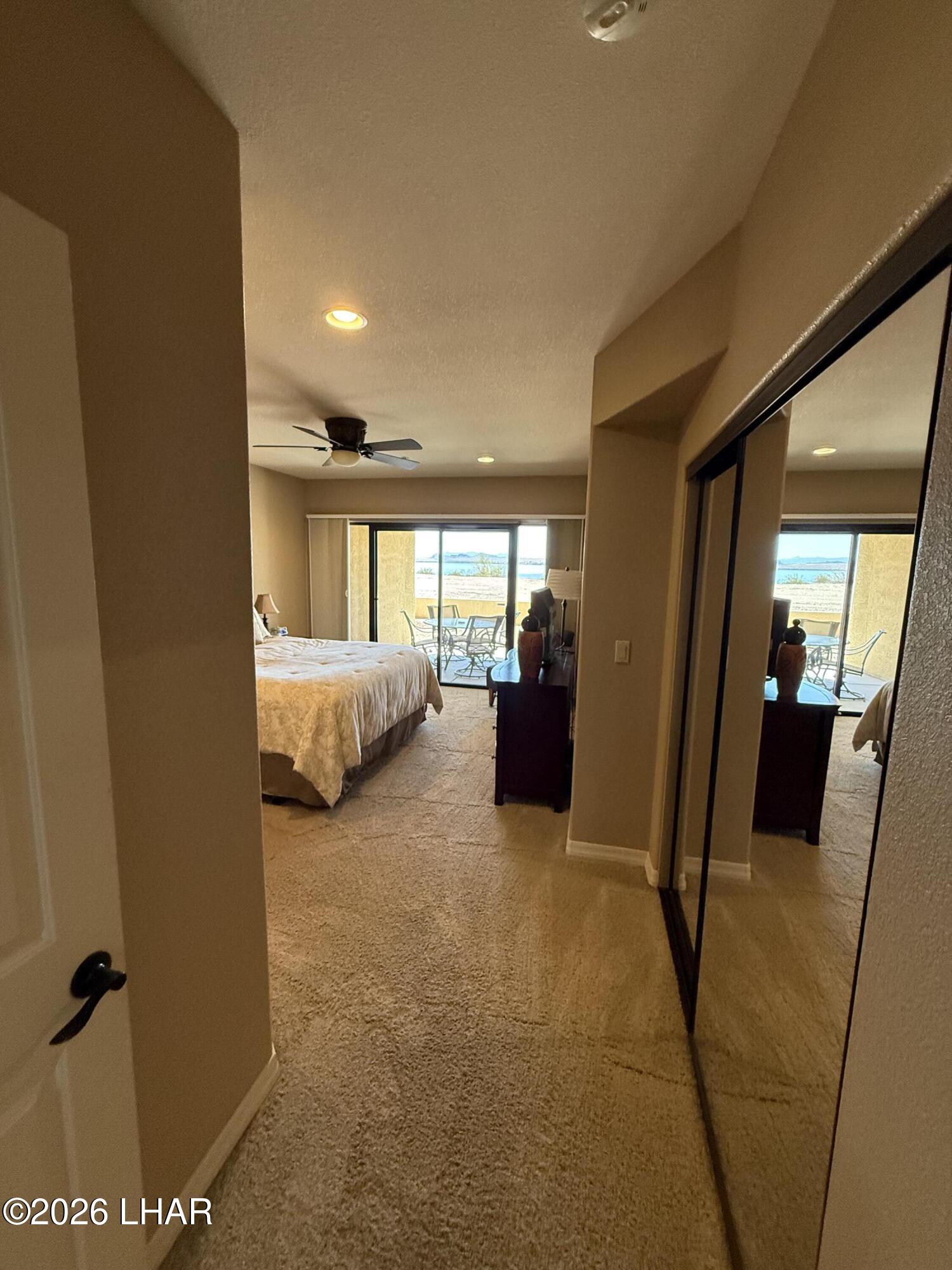 433 London Bridge Road, Unit B101 Lake Havasu City, AZ 86403 - Photo 20 of 35 a living room with furniture and a mirror