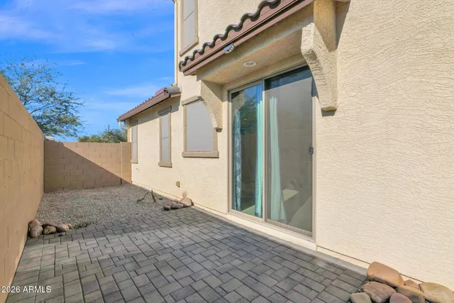 a view of a house with backyard