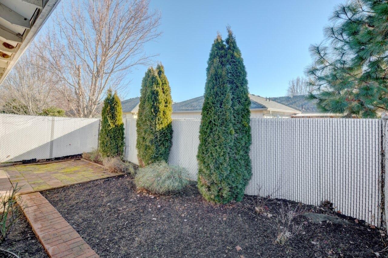 417 Crystal Drive Eagle Point, OR 97524 - Photo 28 of 35 a view of a backyard