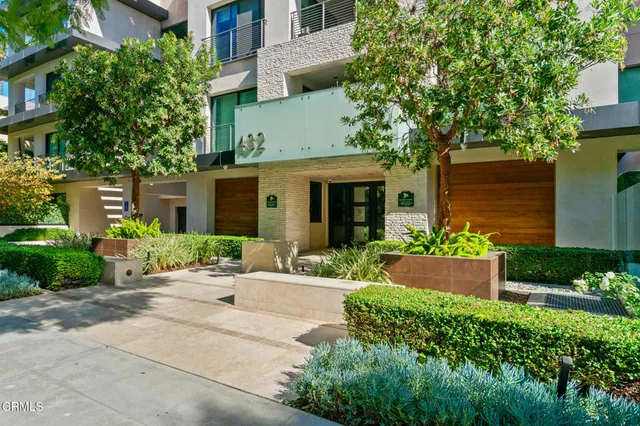 $2,299,000 | 432 North Oakhurst Drive, Unit 104, Beverly Hills, CA 90210