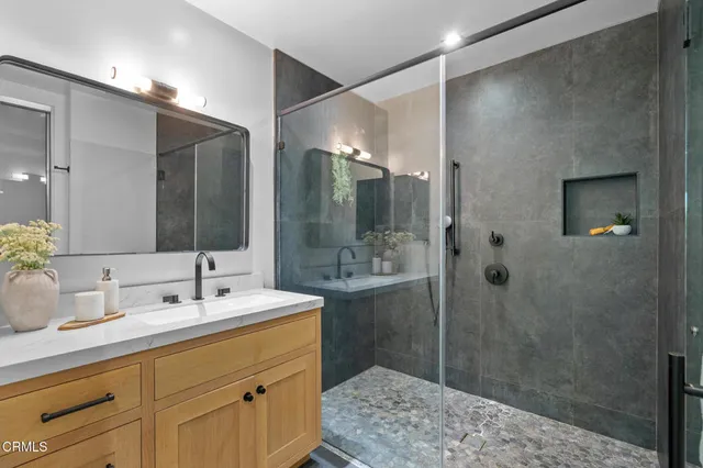 $2,299,000 | 432 North Oakhurst Drive, Unit 104, Beverly Hills, CA 90210