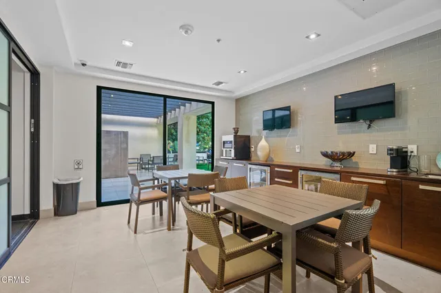 $2,299,000 | 432 North Oakhurst Drive, Unit 104, Beverly Hills, CA 90210