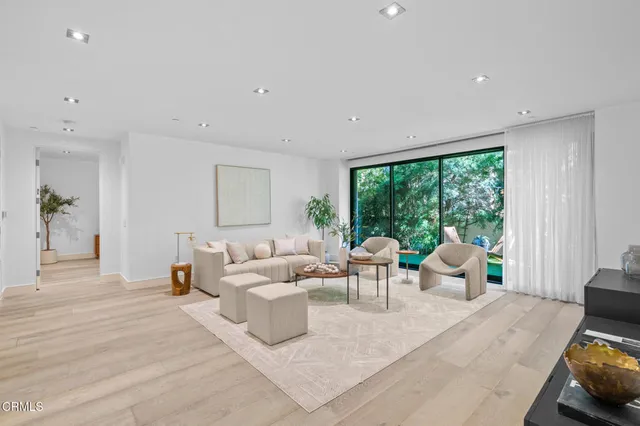 $2,299,000 | 432 North Oakhurst Drive, Unit 104, Beverly Hills, CA 90210