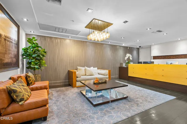 $2,299,000 | 432 North Oakhurst Drive, Unit 104, Beverly Hills, CA 90210