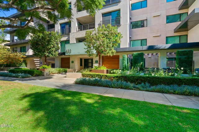 $2,299,000 | 432 North Oakhurst Drive, Unit 104, Beverly Hills, CA 90210