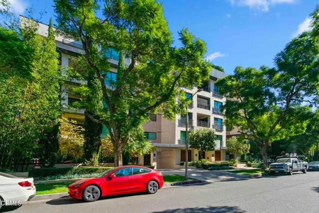 $2,299,000 | 432 North Oakhurst Drive, Unit 104, Beverly Hills, CA 90210
