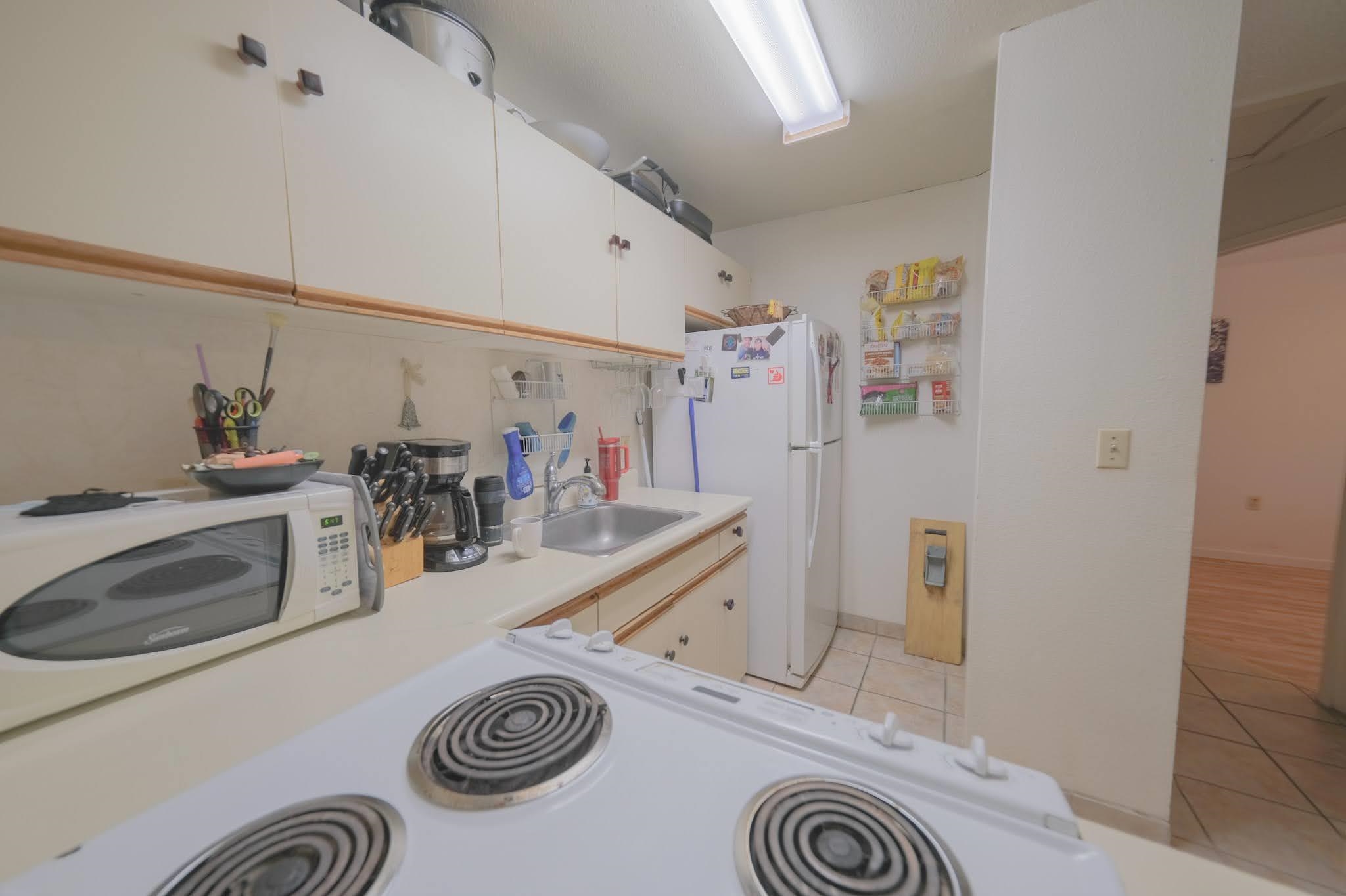 160 Keonekai Road, Unit 13206 Kihei, HI 96753 - Photo 7 of 14 a view of kitchen appliances and living room