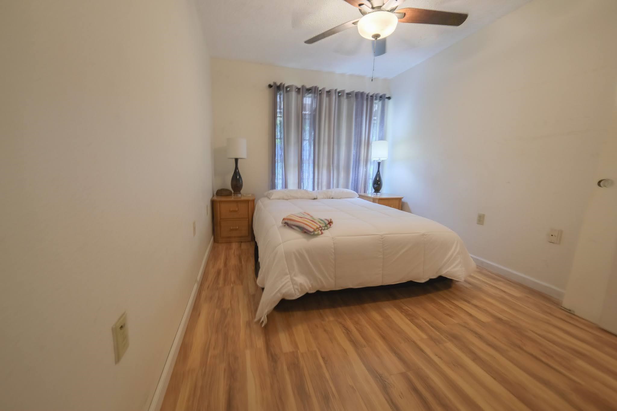 160 Keonekai Road, Unit 13206 Kihei, HI 96753 - Photo 10 of 14 a bedroom with a bed and a chandelier