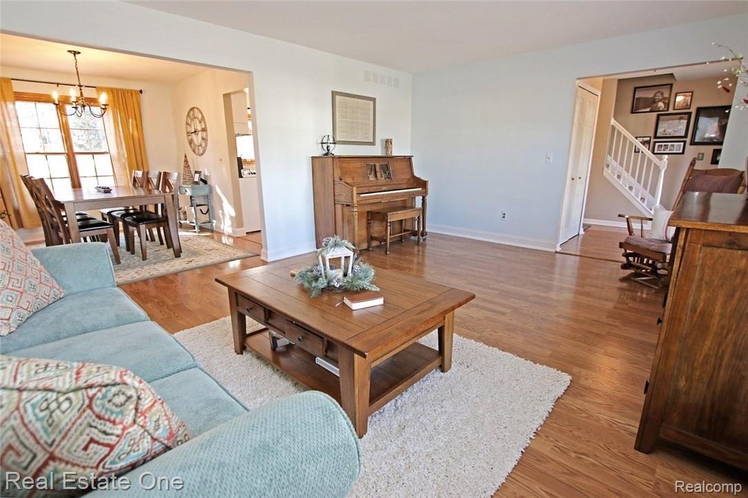 1345 East Fairview Lane Rochester, MI 48306 - Photo 11 of 58 11) Living Room.jpg