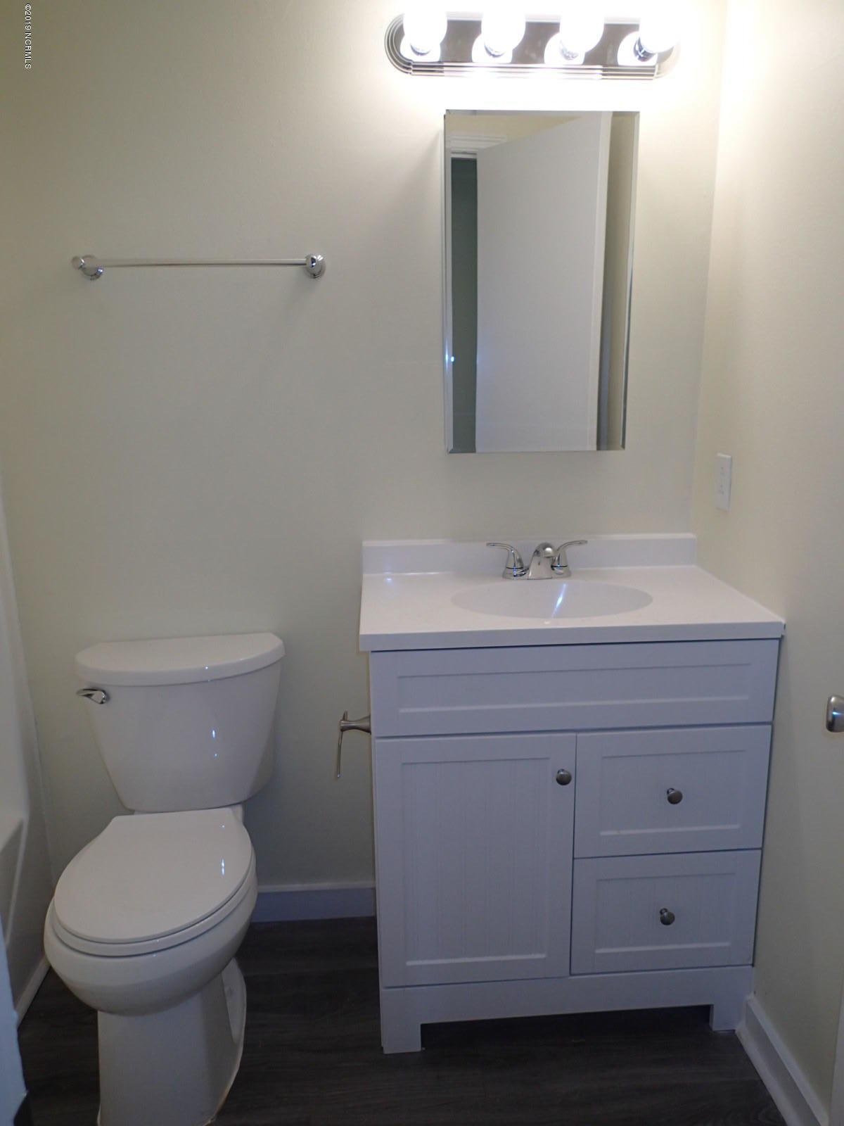 434 Dixon Road New Bern, NC 28560 - Photo 15 of 30 Hall Bath
